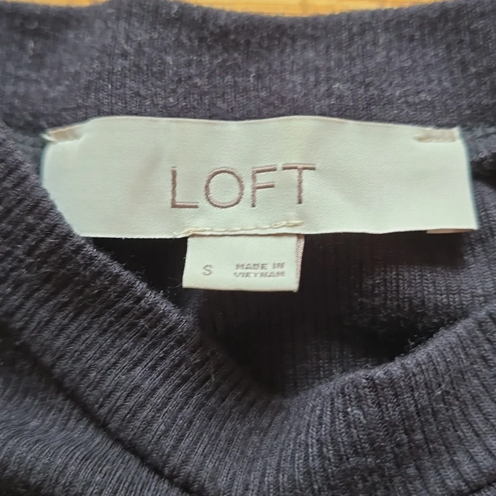 LOFT, Long Ribbed Short Sleeve Black Knit, Faux Gold Button Top, EUC, Women's S - Picture 4 of 5